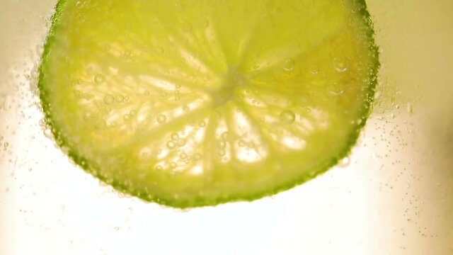 cocktail avec tranche de citron 