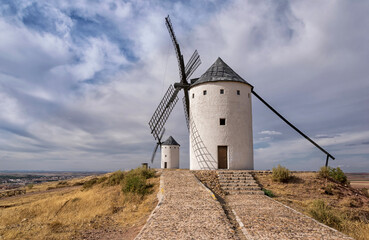 Molinos de viento manchegos. Gigantes de Don Quijote. Alcázar de San Juan. Ciudad Real. España.