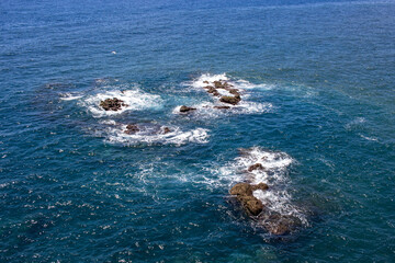 Naklejka premium Felsen im Meer, Ansicht mit leichter Brandung