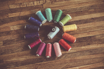 bobines de fils arc-en-ciel sur fond bois 