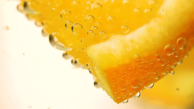 tranche d'orange dans un verre cocktail