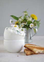Quark mit Wildkräutern und Gänseblümchen