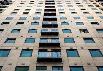 Fenster eines Hochhaus von unten