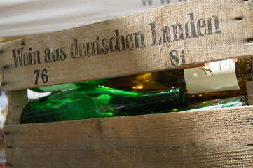 Weinflaschen in einer Holzkiste