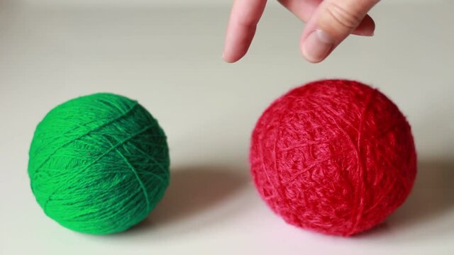 Choosing between red and green yarn balls