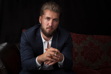 Nachdenklicher attraktiver Mann