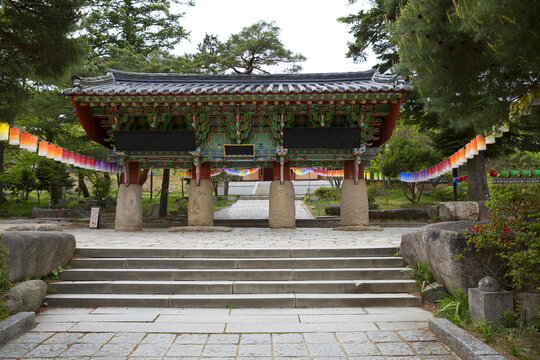 Бусан, Южная Корея, Храм Помоса (Beomeosa Temple),Ворота