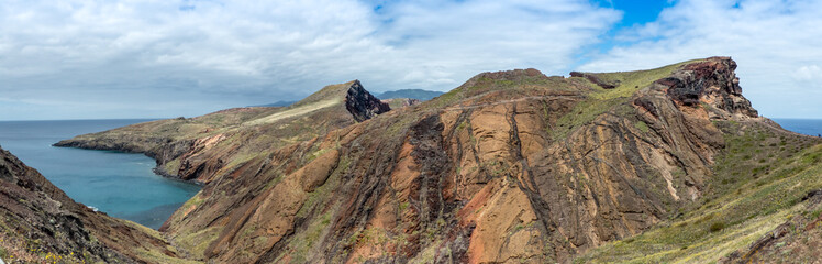 Fototapeta na wymiar Landschaft auf Madeira mit Vulkanfelsen und Flora