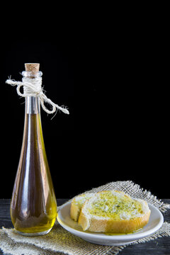 Aceite de oliva virgen extra con rebanadas de pan
