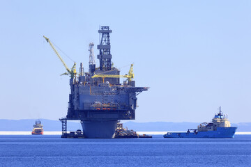 offshore oil and gas platform with supply ships