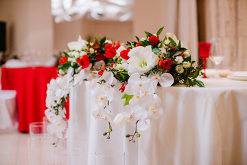 Newlyweds table decorated with gorgeous bouquet of orchid and roses