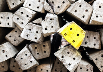 Gelbe Säule unter grauen Säulen, Alleinstellung