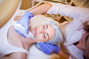 Obraz na płótnie Canvas doctor cosmetologist doing procedures on the face