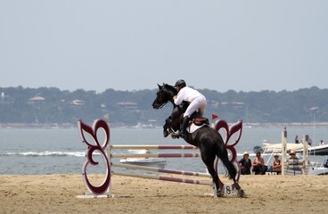 la jumping des sables,concours de saut d'obstacles sur la plage à Arcachon