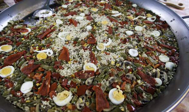 Cooking paella vegetables