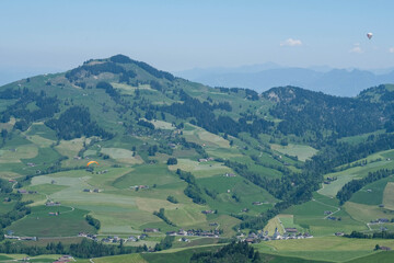 Fototapeta na wymiar Berge und Hügel auf der Ebenalp