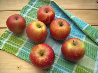 Ripe juicy apples on the kitchen towel........