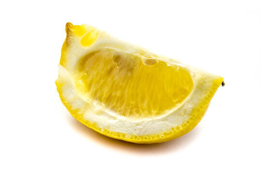 Zitrone Zitronen Stück Viertel isoliert freigestellt auf weißen Hintergrund, Freisteller Zitronenviertel Zitronenschnitze Zitronenschnitz