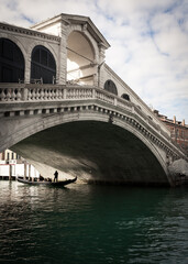 Fototapeta na wymiar Blick auf Rialtobrücke mit Gondel unter Brücke