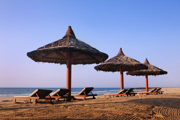 Зонты и лежаки на морском пляже.