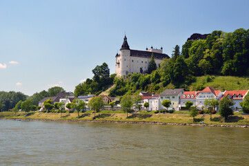 Fototapeta na wymiar Ottensheim castle view