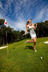 femme sexy qui joue au golf en taillons aiguilles et mini jupe