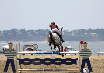 la jumping des sables,concours de saut d'obstacles sur la plage à Arcachon