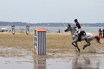 la jumping des sables,concours de saut d'obstacles sur la plage à Arcachon