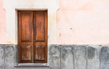 Haus Tür Holz Braun und Fassade Putz Detail Ansicht