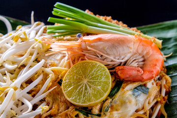 Thai noodle shrimp. Thailand's delicious national dishes
