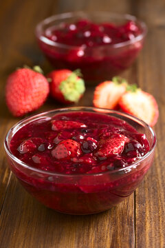 Rote Gr&uuml;tze aus Erdbeeren, Blaubeeren, rote Johannisbeeren and Himbeeren, fotografiert mit nat&uuml;rlichem Licht (Selektiver Fokus, Fokus ein Drittel in die erste Gr&uuml;tze)
