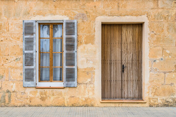 Fototapeta na wymiar Haus Mediterran Tür und Fenster Detail Ansicht