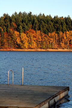 badesee im herbst