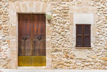Fototapeta na wymiar Haus Mediterran Tür und Fenster Rustikal mit Stein Mauer Fassade Detail Ansicht