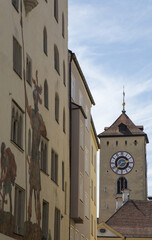 Fototapeta na wymiar Rathaus, Uhrturm in Regensburg,Bayern Deutschland
