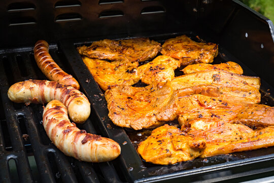 Sommerzeit - Grillzeit, Grillfleisch gart auf dem Grillrost