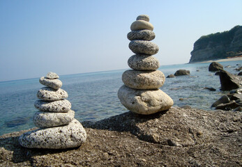 Steinpyramide an der Küste