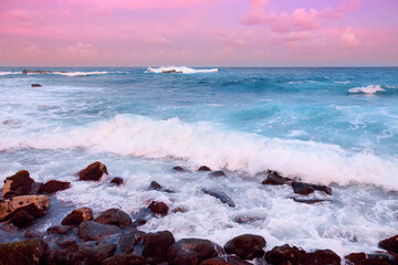Panele Szklane Podświetlane  Piękne różowe fale rozbijające się na kamienistej plaży o wschodzie słońca na wschodnim wybrzeżu Big Island of Hawaii