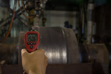 Checking temperature  heat steel during welding