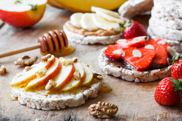 Dietary snack with fruits, berries and crispbread