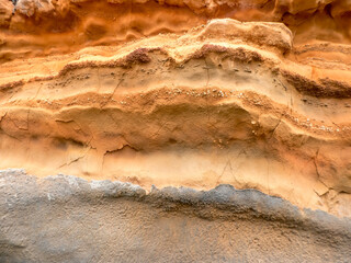 Unterschiedliche Schichten Lava Gestein, farblich abgesetzt