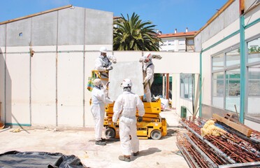 Desmontando edificio de paredes de madera con planchas de fibrocemento (8)