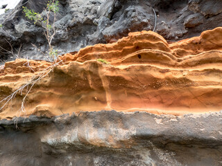 Unterschiedliche Schichten Lava Gestein, farblich abgesetzt