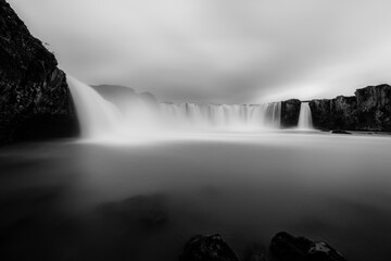Godafoss-Wasserfall in Island in Schwarzweiß