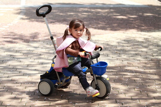 三輪車に乗る幼児(2歳児)