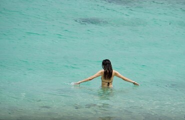 Junge Frau badet im Meer