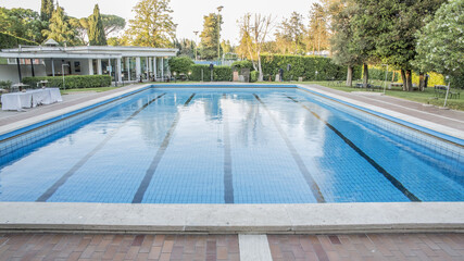 Grande piscina all'aperto di albergo di lusso. Questa è solitamene adibita alla pratica del nuoto o di altre attività e sport acquatici come l' acquagym o hidrobike.