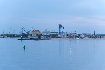 Obraz premium Blick auf die Hafeneinfahrt-Mole Warnemündemit Leuchtturm