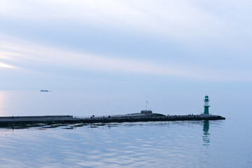 Leuchtturm (Molenfeuer) am Hafen von Warnem&uuml;ndebei Rostock