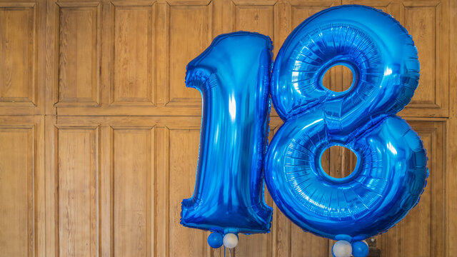Palloncini per festeggiamenti compleanno 18 anni. Servono da ornamento e sono molto apprezzati dai festeggati e dagli invitati in quanto danno un p&ograve; di colore e vivacit&agrave; alla sala in ogni occasione.